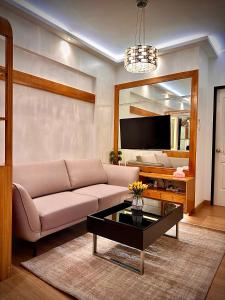 ein Wohnzimmer mit einer Couch und einem Couchtisch in der Unterkunft The Cozysweet Homestay in Manila