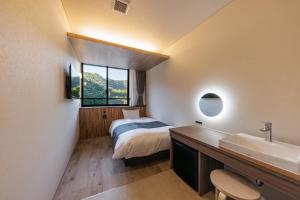 Letto o letti in una camera di 南紀月の瀬温泉ぼたん荘