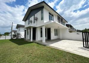 une grande maison blanche avec une grande cour dans l'établissement IRIS 33 Corner Lot House Spacious Outdoor Malay Only, à Skudai