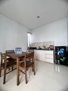 Η κουζίνα ή μικρή κουζίνα στο Rengganis Villa