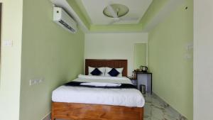 a bedroom with a bed in a room at Grand brew inn in Hāsimāra +8 photos