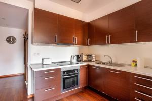 Kuchyň nebo kuchyňský kout v ubytování Ronda Sant Pere Private City Center 3Bedroom Suite B