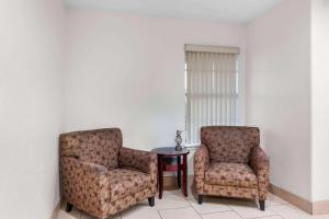 Posezení v ubytování Super 8 by Wyndham Pleasanton