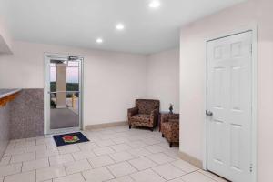 Posezení v ubytování Super 8 by Wyndham Pleasanton