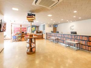 前橋市にあるコンフォートホテル前橋の図書室(本棚、テーブル、椅子付)