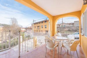 ein Balkon mit Tisch und Stühlen und Aussicht in der Unterkunft La Casona in Chera