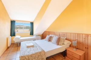 ein kleines Schlafzimmer mit einem Bett und einem Fenster in der Unterkunft La Casona in Chera