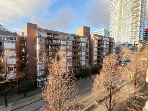 vistas a una ciudad con edificios altos y árboles en Beautiful 2 Beds Dwtn apt Free Parking King Bed, en Vancouver