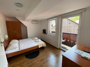 Rúm í herbergi á B&B Rot