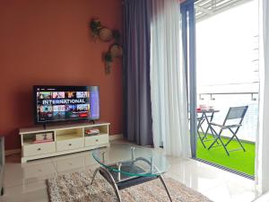 TV a/nebo společenská místnost v ubytování The Element Condo 3BR with KL Skyscraper View