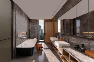 Koupelna v ubytování Papuman hotel + 57 fotografií