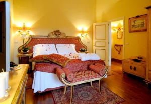 A bed or beds in a room at Park Hotel Villa Ariston