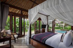 Postel nebo postele na pokoji v ubytování The Ubud Village Resort & Spa + 21 fotografií