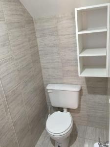 Koupelna v ubytování Duplex Colina de Peralta Ramos + 8 fotografií