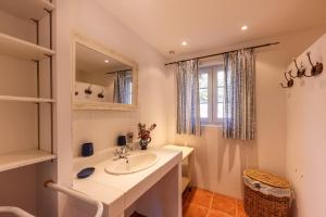 a bathroom with a sink and a mirror at L'horizon Vert - Avec piscine et parking privé in Artignosc-sur-Verdon