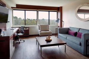 a living room with a couch and a table at Atlanta Marriott Peachtree Corners in Norcross