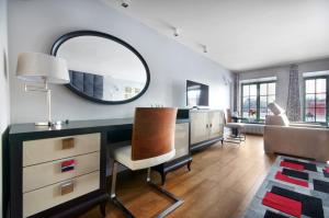 salon z biurkiem i lustrem w obiekcie Komturia Old Town by Fahrenheit w Gdańsku