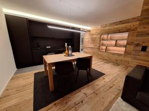 圣莫里茨Lake 27 - St Moritz的有一张桌子和几把椅子的餐厅