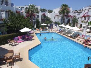 Bazén v ubytování Serhan Hotel nebo v jeho okolí