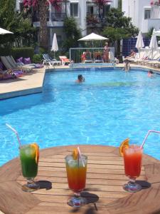 Bazén v ubytování Serhan Hotel nebo v jeho okolí