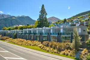 duży budynek przy drodze w obiekcie Swiss-Belsuites Pounamu Queenstown w mieście Queenstown