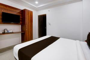 En eller flere senge i et værelse på FabHotel Sri Jahnavi