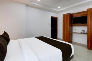 En eller flere senge i et værelse på FabHotel Sri Jahnavi