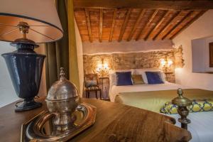 Posteľ alebo postele v izbe v ubytovaní VILLA ANCORA Tenuta Lonciano + 37 fotografií