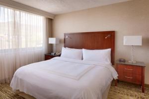 Posteľ alebo postele v izbe v ubytovaní Salt Lake City Marriott University Park