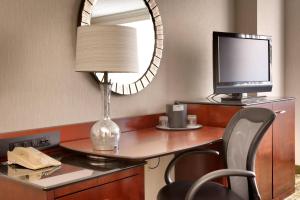 Televízia a/alebo spoločenská miestnosť v ubytovaní Salt Lake City Marriott University Park