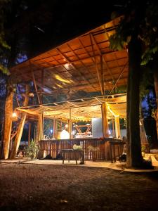 un edificio con una mesa y un banco delante en Happy Lemon Tree lodge, en Sauraha
