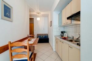 Una cocina con una mesa y un comedor. en Apartment Tafra 3, en Lokva Rogoznica 12 fotos más