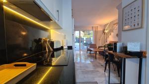 Casa Hibiscus Marbella的厨房或小厨房