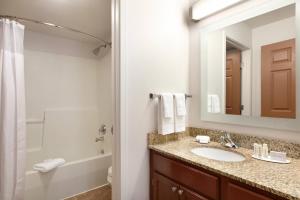 Ένα μπάνιο στο TownePlace Suites Gaithersburg +16 φωτογραφίες