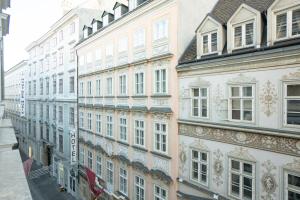 eine Reihe von hohen Gebäuden in einer Stadt in der Unterkunft Cozy 1BR apartment near Opera - 24h self check-in in Wien