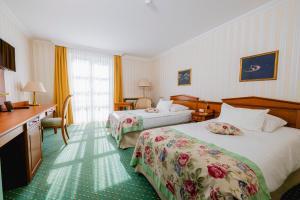 Postel nebo postele na pokoji v ubytování Hotel am Schlosspark