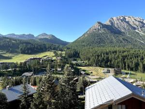 Blick auf ein Dorf in den Bergen in der Unterkunft Les Marmottes in Montgenèvre