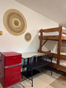 Postel nebo postele na pokoji v ubytování Aquaholik Bunk Bed