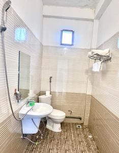 a bathroom with a toilet and a sink at Homestay Núi Đá Tả Phìn in Sa Pa
