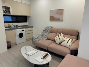 een woonkamer met een bank en een tafel bij 礁溪 Hao Hao in Jiaoxi