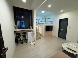 een woonkamer met een ventilator en een tafel en stoelen bij 礁溪 Hao Hao in Jiaoxi