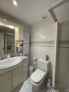 un bagno bianco con un water e un lavandino di Douce pause a Darnius