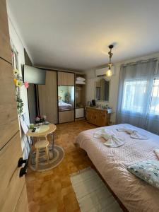 una camera da letto con un letto grande e un tavolo di Douce pause a Darnius