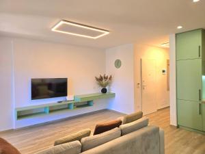 Μια τηλεόραση ή/και κέντρο ψυχαγωγίας στο Sandy Beach Apartment - 291