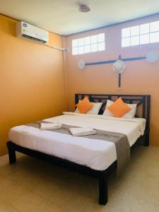 Postel nebo postele na pokoji v ubytování khum dara lanta resort