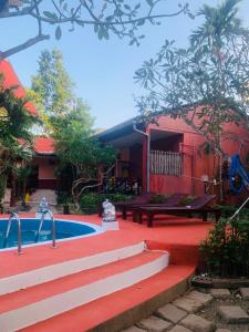 Bazén v ubytování khum dara lanta resort nebo v jeho okolí