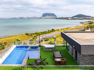 Bazén v ubytování Jeju Attirance Hotel & poolvilla nebo v jeho okolí