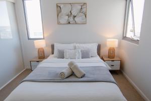 Postel nebo postele na pokoji v ubytování Nova Apartment Mooloolaba Beach
