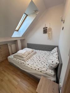 Postel nebo postele na pokoji v ubytování My Universe Energy Apartment Tęczowe Wzgórze
