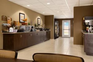 Příslušenství pro přípravu čaje a kávy v ubytování Microtel Inn & Suites by Wyndham Kenedy Karnes City